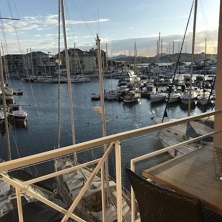 Vue Imprenable Sur Port