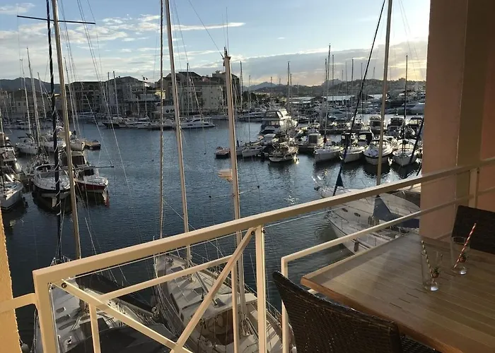 Vue Imprenable Sur Port